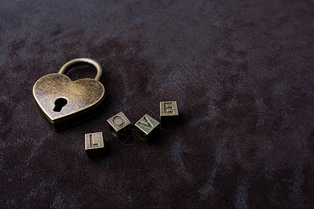 爱形挂锁钥匙和爱词礼物文化城堡约会已婚金属念日字母情感婚姻图片