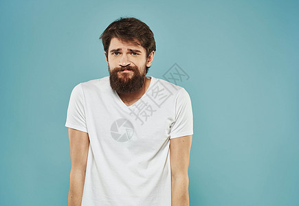一个穿着白衬衫的男人的肖像 蓝色背景风景和胡须布满图片