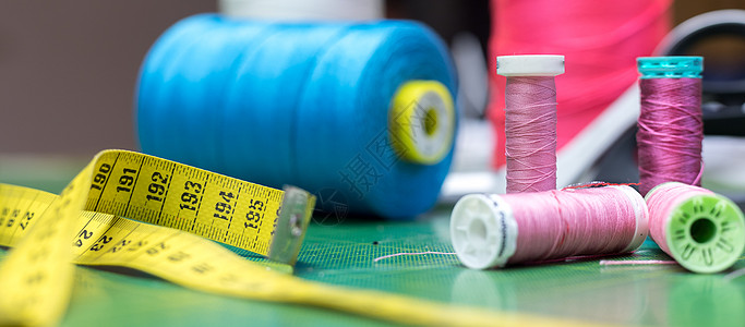 服装制造工场 特写测量胶带 针头和缝线织物剪裁纺织古董爱好工作缝纫工厂制造业定制图片