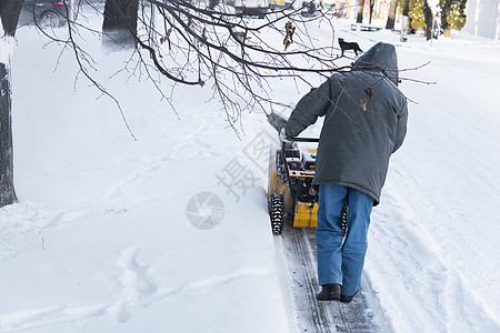 暴风雪过后 男子用造雪机清理车道 在街道上工作的除雪设备 从雪中清理街道 正在下雪蓝色人行道行动投掷者机械机器天气发动机打扫工人图片