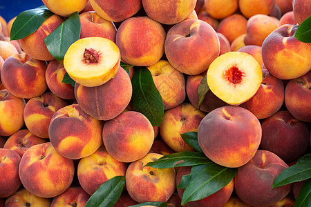 在农民那里收获新鲜美味的桃子果实 农产品 在市场上销售图片