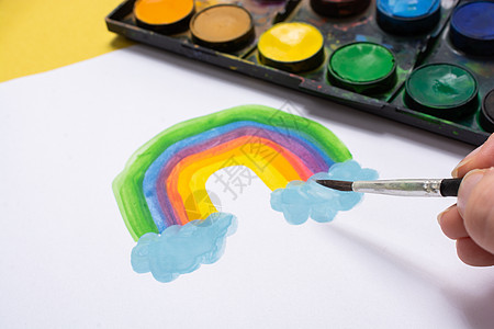 彩虹画画和刷刷画 留在家中的概念学校女孩学习作业床单艺术家工艺刷子桌子幼儿园图片