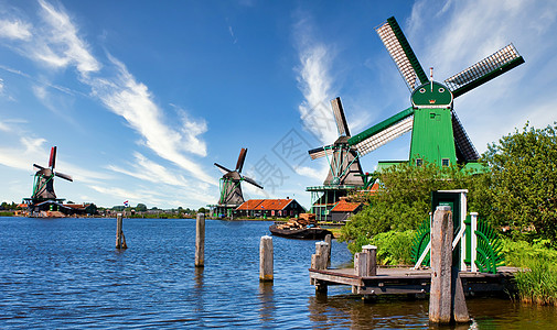 荷兰风车村荷兰风车停在靠近荷兰阿姆斯特丹的绿色农村 有蓝天和河流水活力场地历史性房子国家蓝色旅游村庄文化环境背景