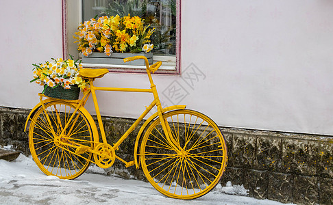 黄色自行车站在墙底 在花店的窗子下 陈年风格下的墙壁上图片