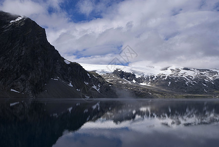 Geiranger附近景观旅行反射蓝天蓝色山脉天空风景图片