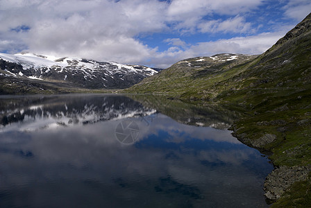 Geiranger附近景观天空山脉蓝色旅行蓝天反射风景图片