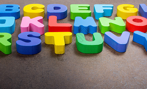 用于学习概念的A B和C木制字母字母字母教学积木游戏彩色幼儿园孩子教育知识童年孩子们图片