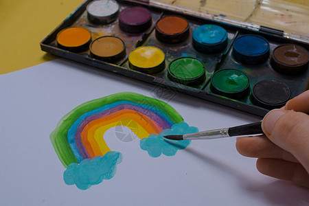 彩虹画画和刷刷画 留在家中的概念画家绘画教育封锁孩子家庭童年蜡笔女孩作业图片