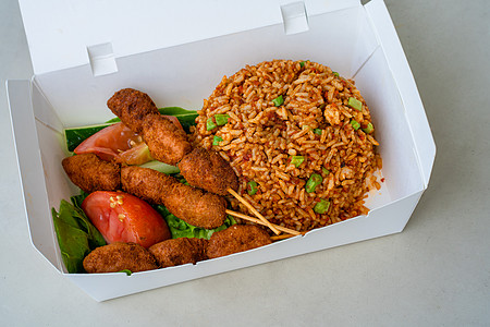 装有热大米的纸板箱 还有热饭要用沙爹炒饭午餐猪肉蔬菜美食盘子海鲜送货筷子图片