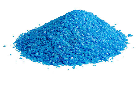 蓝色铜硫酸盐颗粒体白色背景上隔绝的近身材料分数花园谷物粉末硫酸化学矿物电解质物质图片