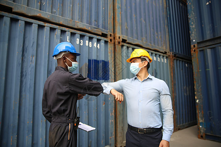工厂工人用面罩工作 以防止Covid19 Corona病毒在重新就业期间传播劳动港口货运施工职业货物叉车商业盒子男人贸易图片