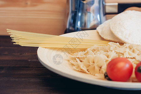 帕米桑面食意大利菜酱樱桃西红柿桌子厨房盘子蔬菜石板食物美食黑板陶器用具图片