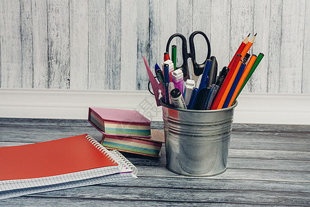 红纸笔和文具架剪刀 彩色铅笔教育蜡笔专辑学校工作草图边界绘画经理学生图片