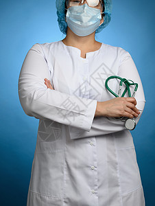 穿着白色医疗礼服的女医生站在蓝色背景上临床女士成人外套眼镜女性外科医院护士面具图片