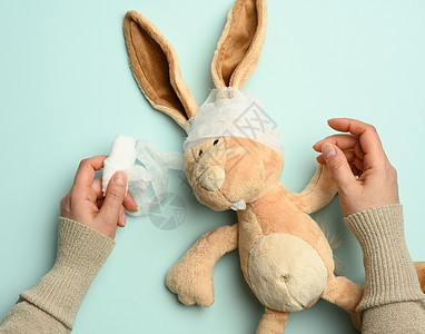 带有白医用绷带的缠头和白药用绷带的黄蜂兔图片