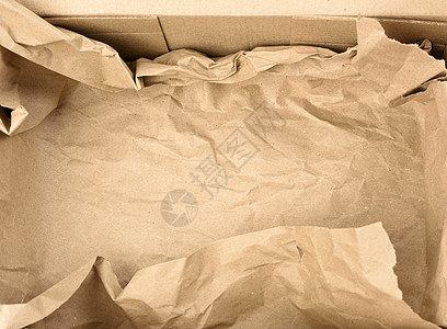用于货物运输和包装的开空长方形棕色纸板箱(空)图片