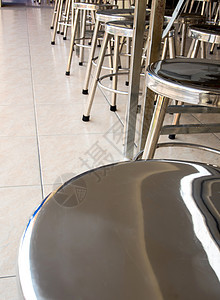 学校食堂的不锈钢凳凳子家具餐厅咖啡店座位椅子背景图片