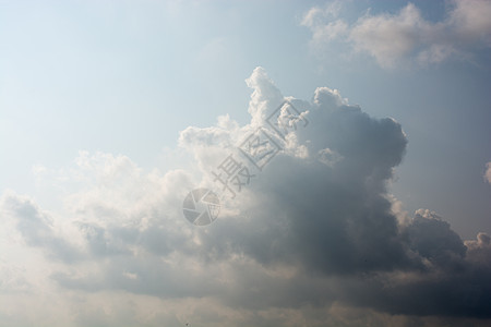 在天空中发现黑暗和灰暗的乌云云景危险气氛风景白色黑色灰色风暴臭氧气象图片