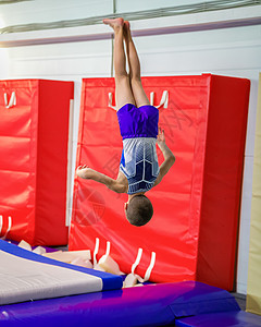 年轻人在训练中跳跃过空 在训练中图片