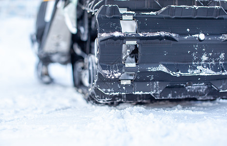 冬季雪地运动车的后部悬浮 骑在雪地上滑雪横幅闲暇力量冒险机器假期滚筒天气车轮图片