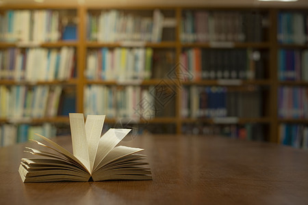 桌上的旧本打开的书是学术教育学习理念的书架背景科学知识桌子文学法律智慧书柜文档作品图书馆图片