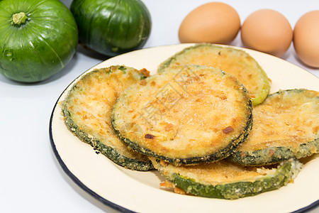 阿根廷烹饪美食 烤或炸米拉尼萨盘子绿色圆形南瓜油炸面包变种树干油条烤箱图片