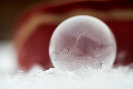 冬天大地上的小肥皂泡图片