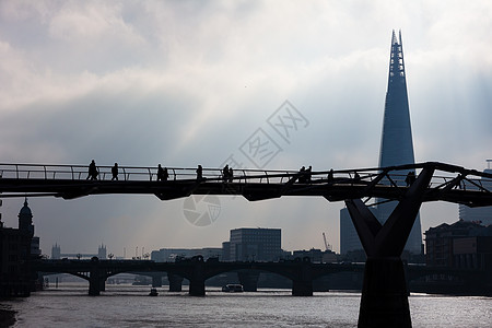 通勤通勤剪影千年大桥Silhouetted背景