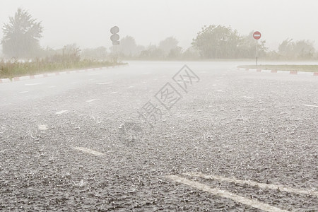 大雨和冰雹 正在沿高速公路坠落气候变化风暴淋浴天气气候雷雨激流季节雨水飓风图片