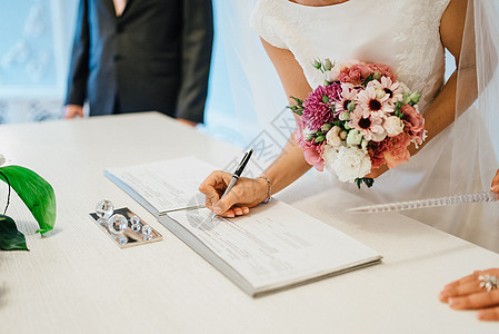 优雅的婚礼花束鲜鲜天然鲜花派对餐饮玻璃新娘婚姻环境花朵白色风格庆典图片