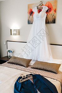 结婚当天完美的白色婚纱礼服裁缝衣架丝绸连衣裙设计师店铺美丽婚姻模型衣服图片
