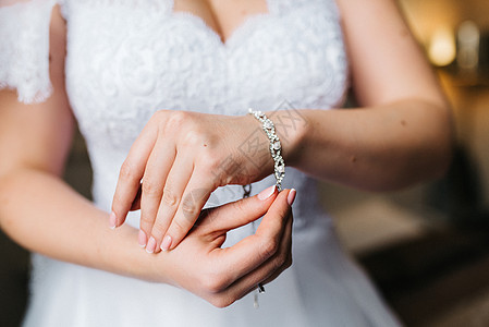 新娘在左手戴结婚手镯家庭金子戒指女性珠宝裙子妻子花束男人手指图片