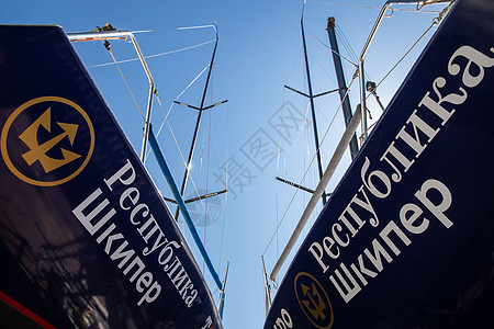 俄罗斯 圣彼得堡 2020 年 5 月 26 日 赫拉克勒斯港 帆船站在支架上 底部视图 桅杆和吊索 晴朗的天气 蓝天 船底和基图片