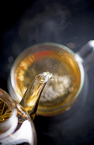 茶叶概念 茶壶和茶茶 以木为背景 茶仪式 在透明杯子里的绿茶饮料高架茶点文化小样食物叶子草本植物生活液体图片