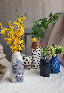 手制各种花团中有许多花束 在白纹桌布上有多种不同的陶瓷 圆点瓦岩和大象成形陶瓷框架房子水泥蓝色灯光装饰风格热情手工潮人图片