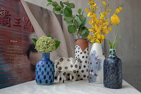 手制各种花团中有许多花束 在白纹桌布上有多种不同的陶瓷 圆点瓦岩和大象成形陶瓷作品水泥灯光圆点花瓶制品潮人蓝色框架风格图片