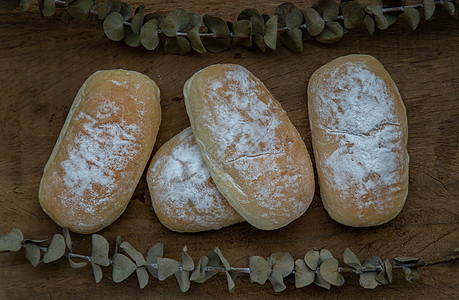 三个自制的甜奶油软面包 洒在老旧的木制桌子上乡村营养食物盘子涂层糕点包子美食食谱木头图片