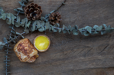 烤面包香肠和柠檬酱 在老旧的铁制木桌上用干燥的花朵乡村羊角植物面包柠檬甜点松果面粉食物饮食图片