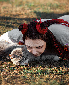 与猫玩的年轻女人女士小猫毛皮宠物乐趣花园友谊裙子女孩国家图片