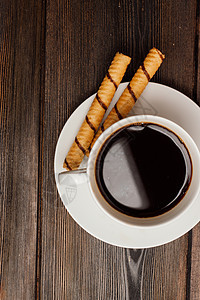 咖啡杯 在木制餐桌上甜甜的早餐顶风景生活咖啡包子木头材料杯子桌子咖啡店玫瑰烘烤图片
