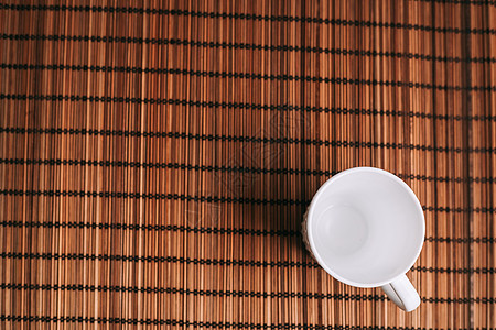 桌木架纹理背景图像上的白色杯子食物热饮古董桌面饮料陶器文书边界咖啡杯咖啡店背景图片
