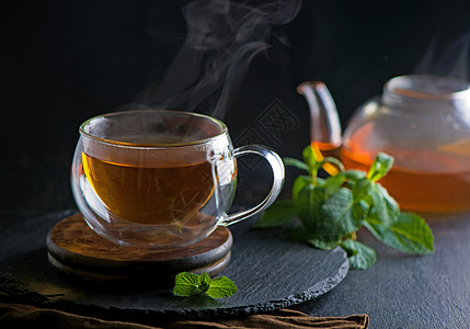 茶叶概念 茶壶和茶茶 以木为背景 茶仪式 在透明杯子里的绿茶食物饮料小样菜单叶子排毒液体茶点草本植物生活图片