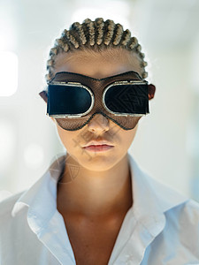 时装女人头顶上戴着脚镣的时装妇女 身着三维虚拟现实杯 背景浅薄图片