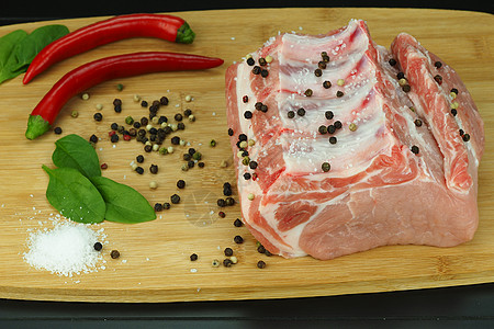 一块新鲜的生肉 在骨头上与香料鲜肉餐厅烘烤食欲美味猪肉腰部烹饪牛肉胡椒图片