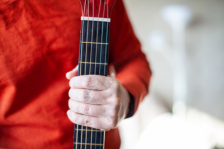 吉他演奏者或学习弹吉他的人的特写男性男生成人音乐家指板乐器细绳学习者独奏乐队图片