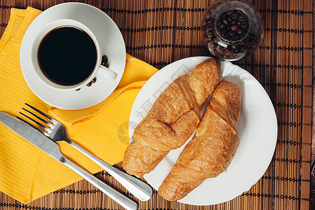 餐桌上的新鲜羊角面包 咖啡杯早餐饭图片