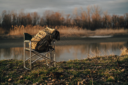 折叠椅上大型旅游袋 旅行捕鱼湖自然座位风景场地活动季节钓鱼海滩场景娱乐国家图片