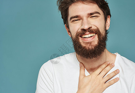 欢乐的男子喜悦快乐的情感 蓝色背景深厚胡子手指乐趣白色商业成人休闲装商务幸福手势人士图片