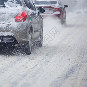 路面积雪来自肮脏车轮 在光天化日之下快速移动 有选择的焦点运输速度车辆暴风雪机器喷涂天气轮子运动后果图片