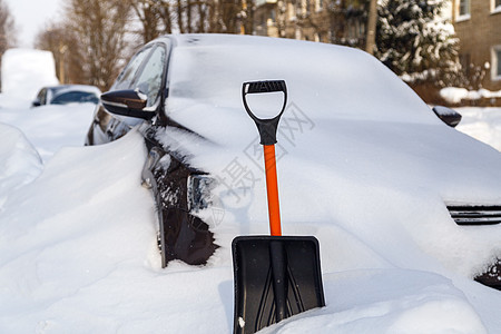 在阳光明媚的冬季清晨 雪覆盖在雪车前面的塑料雪铲雪堆工具季节运输陷阱风暴打扫暴风雪驾驶天气图片